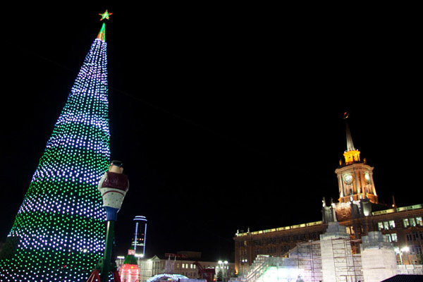 В Екатеринбурге на площади 1905 года начали собирать елку В Екатеринбурге на площади 1905 года начали собирать елку