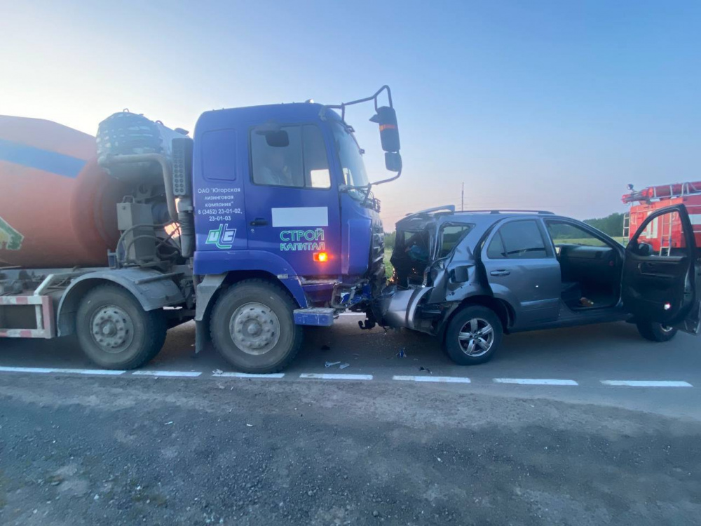 В Тюменской области бетономешалка врезалась в автомобиль | Бетономешалка протаранила автомобиль под Тюменью В Тюменской области бетономешалка врезалась в автомобиль | Бетономешалка протаранила автомобиль под Тюменью