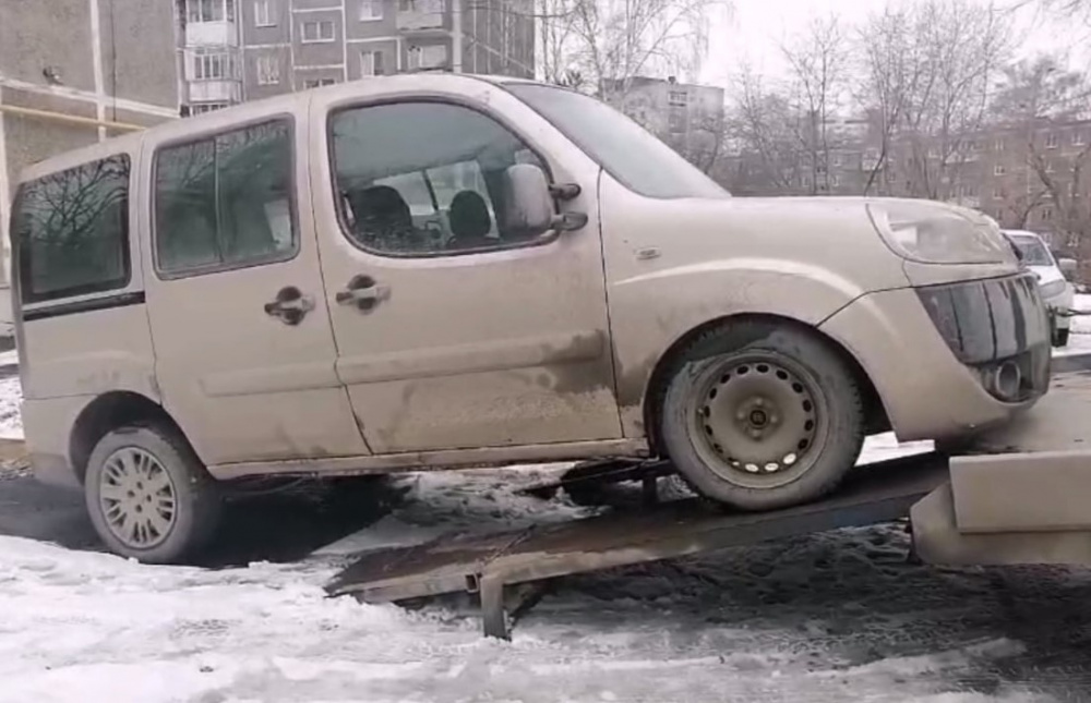 Житель Екатеринбурга потерял машину из-за долгов по ЖКХ и налогам  | Уралец лишился машины из-за долгов по налогам и ЖКХ 