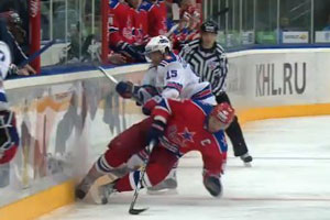 Хоккеист СКА дисквалифицирован за удар соперника в голову