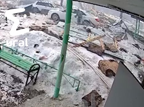 Поднялась и пошла дальше — Жительница Тобольска выжила после наезда на неё машины и падения обломков дома | В Тобольске женщина выжила после падения на нее обломков дома и наезда машины Поднялась и пошла дальше — Жительница Тобольска выжила после наезда на неё машины и падения обломков дома | В Тобольске женщина выжила после падения на нее обломков дома и наезда машины