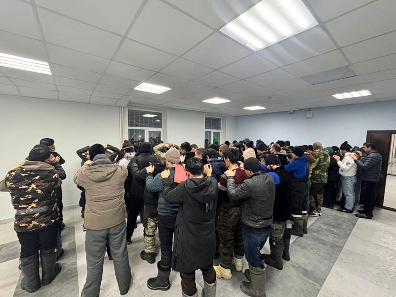 Рейд на хладокомбинате «Норд» в Екатеринбурге: более 80 мигрантов задержаны за нарушение закона | В Екатеринбурге задержали свыше 80 мигрантов на хладокомбинате «Норд» Рейд на хладокомбинате «Норд» в Екатеринбурге: более 80 мигрантов задержаны за нарушение закона | В Екатеринбурге задержали свыше 80 мигрантов на хладокомбинате «Норд»