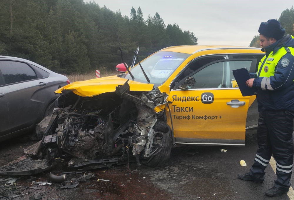 На трассе под Екатеринбургом лихач вылетел на встречку и столкнулся с двумя машинами | На Урале лихач врезался в две машины подряд — есть пострадавшие 