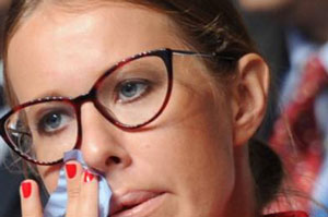 Ксению Собчак раздели догола в аэропорту Майами