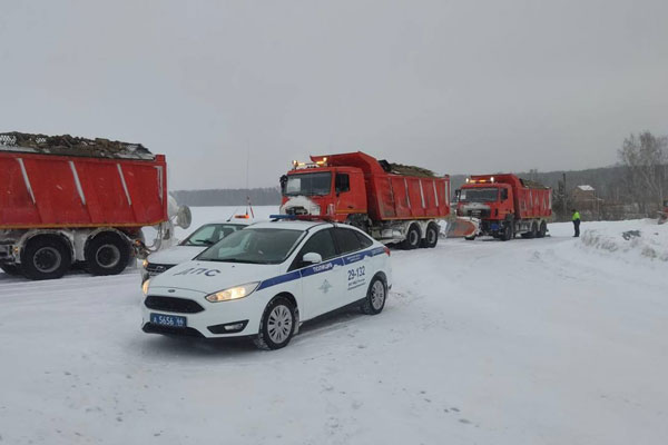 ГИБДД Свердловской области "бьёт тревогу" из-за обильных снегопадов и порывистого ветра