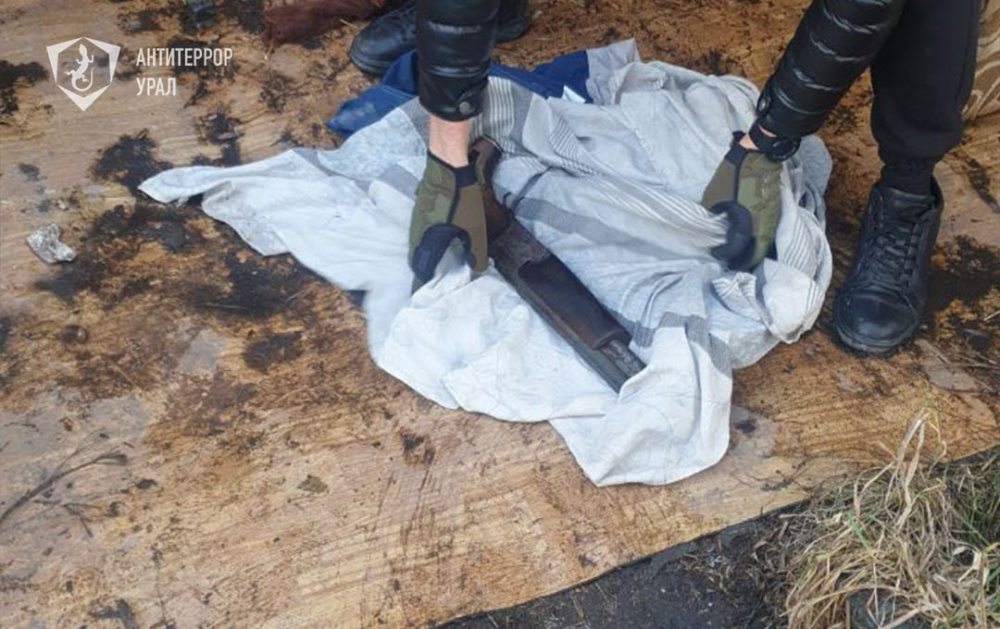 В Камышлове раскрыли нелегальную мастерскую, где изготавливалось оружие и взрывчатка  | На Урале силовики закрыли нелегальную оружейную мастерскую 