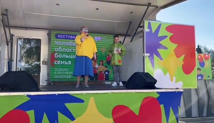 Скандал на Урале: главу Чебаркуля заметили одетой в цвета украинского флага  | Глава Чебаркуля оделась в цвета флага, под которым убивают россиян 