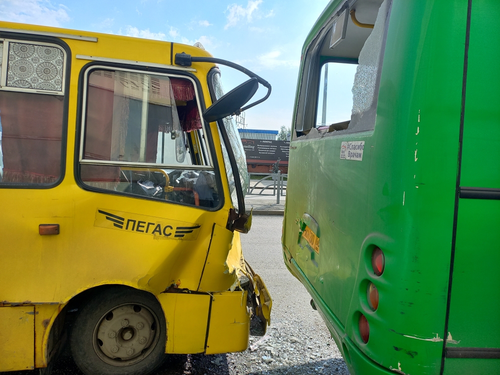 Два автобуса столкнулись в Екатеринбурге