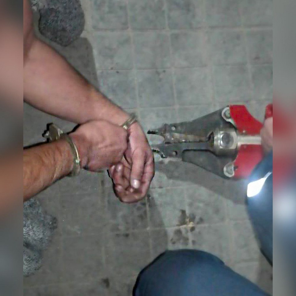 Фокус не удался — в Челябинской области спасли мужчину, приковавшего себя наручниками | Челябинец приковал себя наручниками к батарее, чтобы повеселить друзей Фокус не удался — в Челябинской области спасли мужчину, приковавшего себя наручниками | Челябинец приковал себя наручниками к батарее, чтобы повеселить друзей