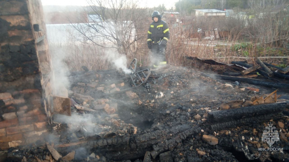 Четыре человека погибли при пожаре в Челябинской области  | В Челябинской области пожар погубил четверых человек 
