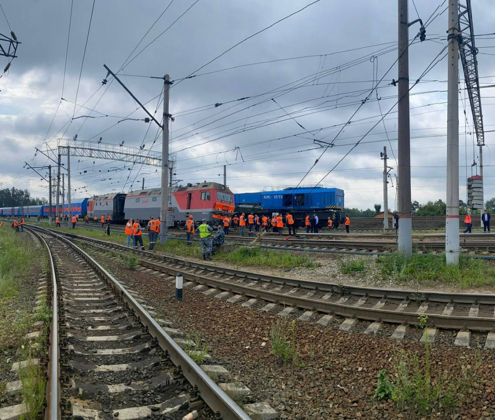 На свердловской железной дороге локомотив сошёл с рельсов  | В Екатеринбурге локомотив повредил 50 метров железной дороги 