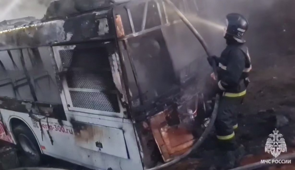 В Перми на ходу сгорел пассажирский автобус  | В Перми сгорел автобус, есть пострадавшие
