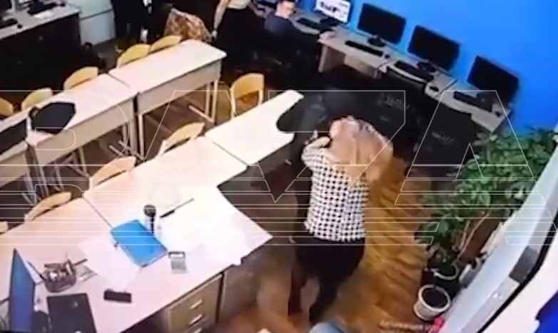 В Лангепасе отчисленный студент набросился на преподавателя с ножом  | В Югре отчисленный студент напал с ножом на преподавателя 