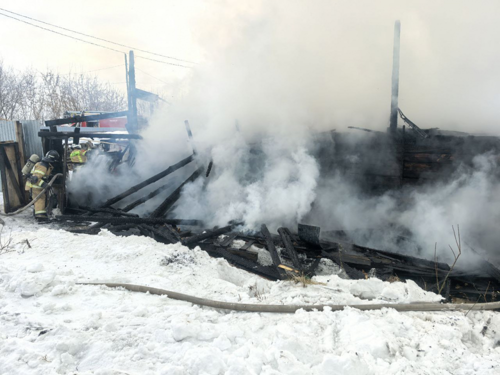 В Тобольске пожар унёс жизни мужчины и женщины  | Мужчина и женщина погибли при пожаре в Тюменской области 