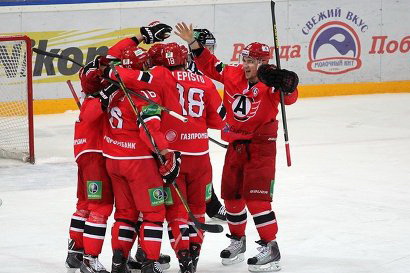 В первом матче плей-офф свердловский "Ак Барс" одолел "Автомобилист"