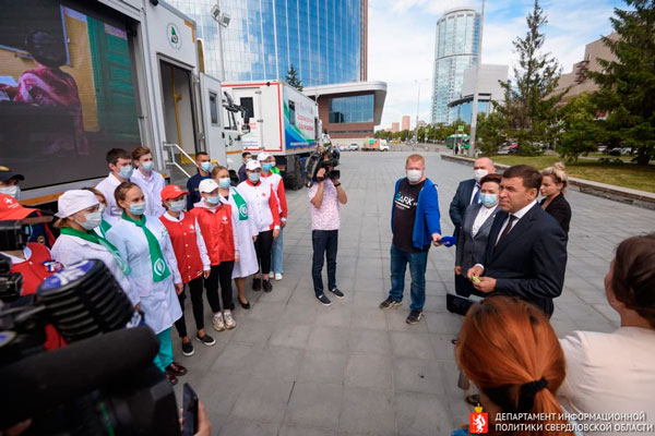 Медицинский автопоезд, который сегодня утром отправил губернатор, весь день принимает пациентов Филатовского Медицинский автопоезд, который сегодня утром отправил губернатор, весь день принимает пациентов Филатовского