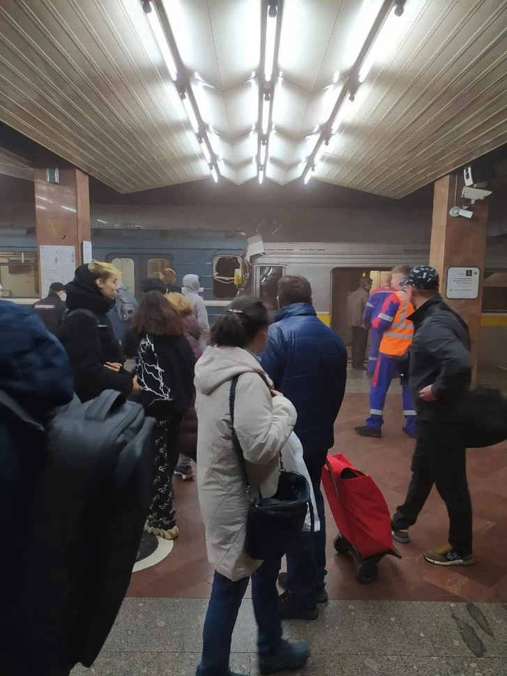 Два поезда столкнулись на станции метро в Москве