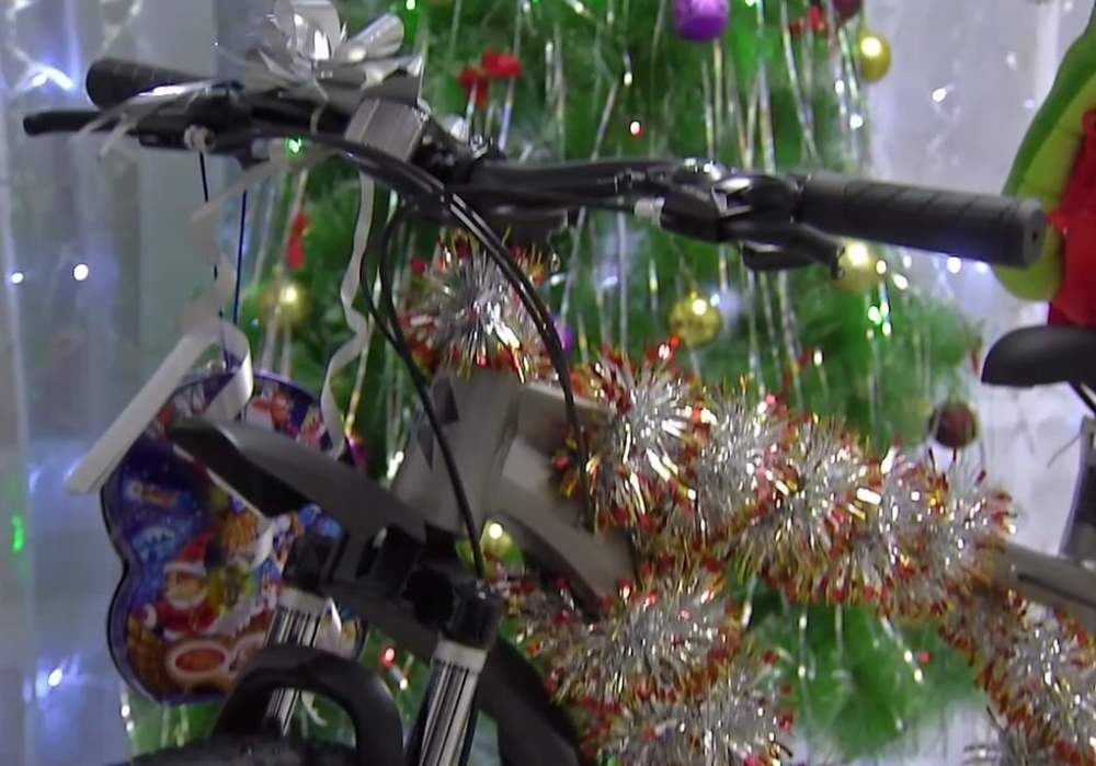 15-летняя свердловчанка получила в подарок велосипед от губернатора  | Свердловский губернатор подарил девочке из Новой Ляли велосипед 