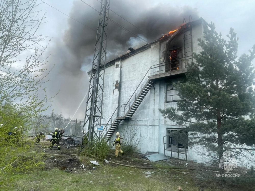 Пожарные потушили в Каменске-Уральском крупный пожар на заводе КУЗОЦМ | Крупный пожар потушили в Каменске-Уральском на заводе КУЗОЦМ