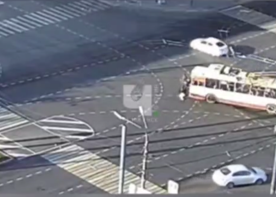 Чтобы не опоздать на работу челябинцы толкали троллейбус