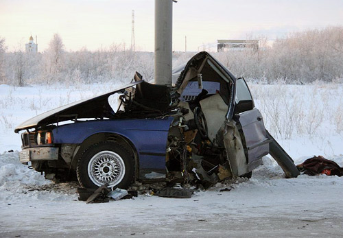 В Салехарде иномарку намотало на столб