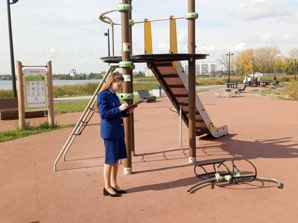 Мальчик травмировался в Челябинске из-за поломки горки  | В Челябинске ребёнок получил травму головы возле озера Смолино 