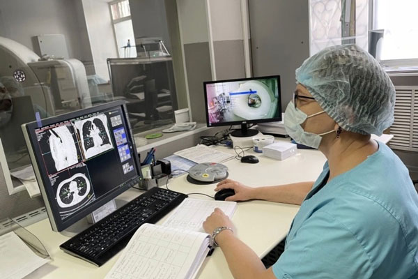 Селфи с риском для жизни: свердловские врачи спасли туриста, упавшего с набережной у Плотинки