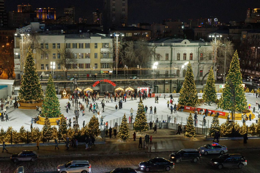 На главном катке Екатеринбурга изменили расписание  | Главный каток Екатеринбурга стал недоступным по утрам 