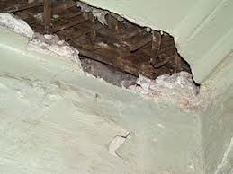 Губернатор Свердловской области поручил премьеру выяснить причину обрушения потолка в школе