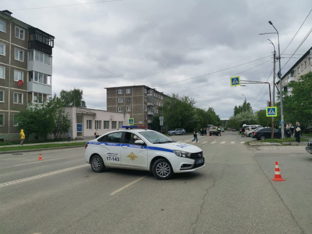 Под Екатеринбургом грузовик сбил женщину с ребёнком, девочка погибла  | Погибла девочка — на Урале грузовик сбил женщину и ребёнка 