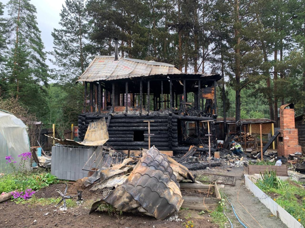 В саду возле Екатеринбурга сгорели трое детей и женщина  | Возле Екатеринбурга в саду погибли женщина и три ребёнка 