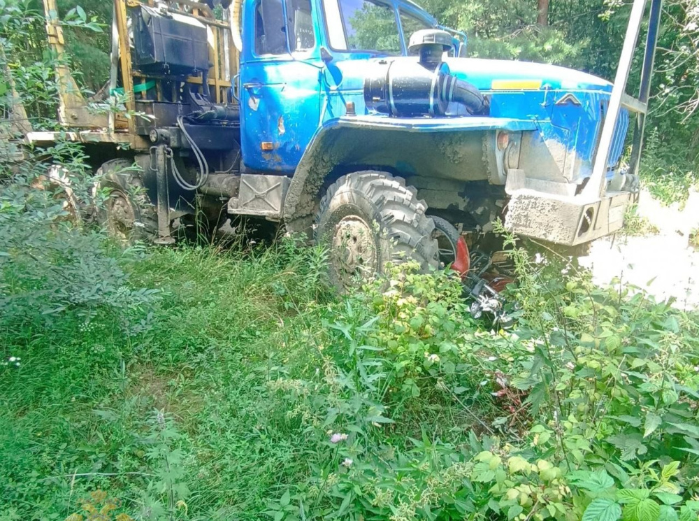 На Урале подросток на мопеде не справился с вождением и протаранил грузовик  | Подросток на мопеде врезался в грузовик в Свердловской области 