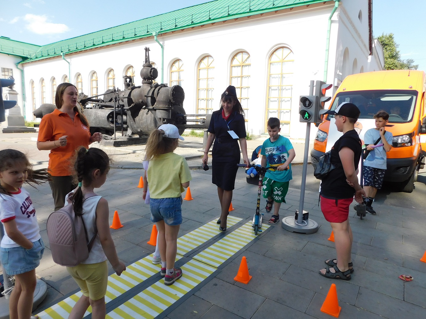 В День защиты детей свердловская ГИБДД организовала зону активностей по дорожной безопасности В День защиты детей свердловская ГИБДД организовала зону активностей по дорожной безопасности