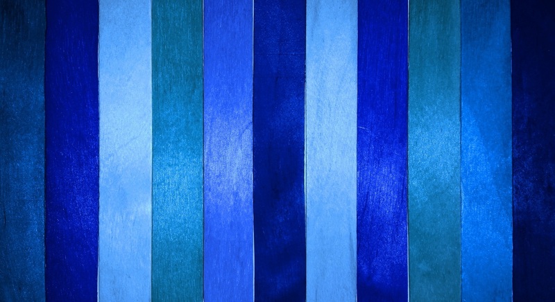 В Челябинской области после жалобы женщины перекрасили желто-синий забор у жилого дома