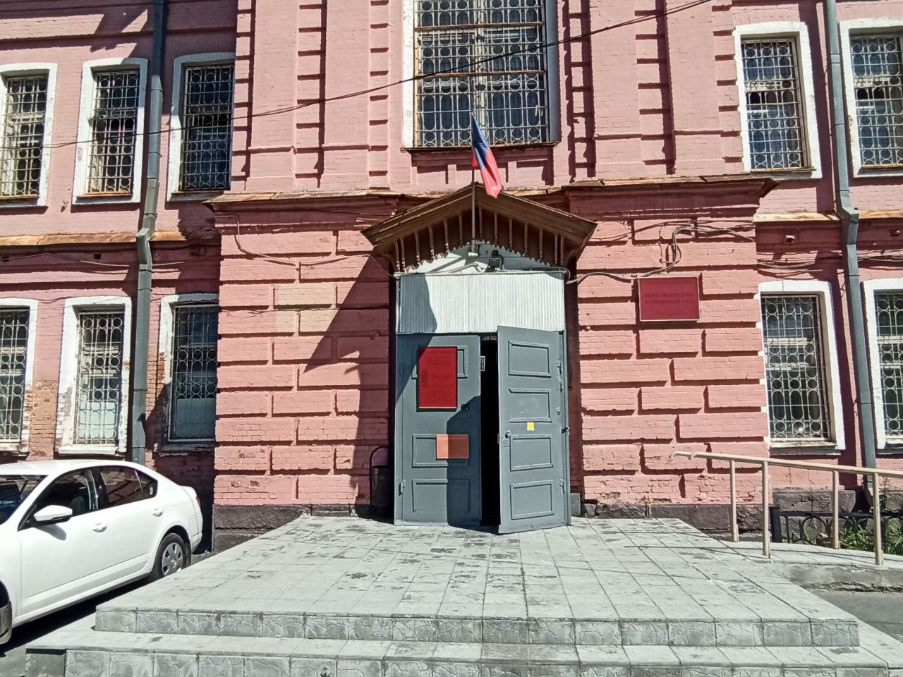 На Урале суд оставил в СИЗО мать двух девочек, обвиняемую в убийстве сожителя 