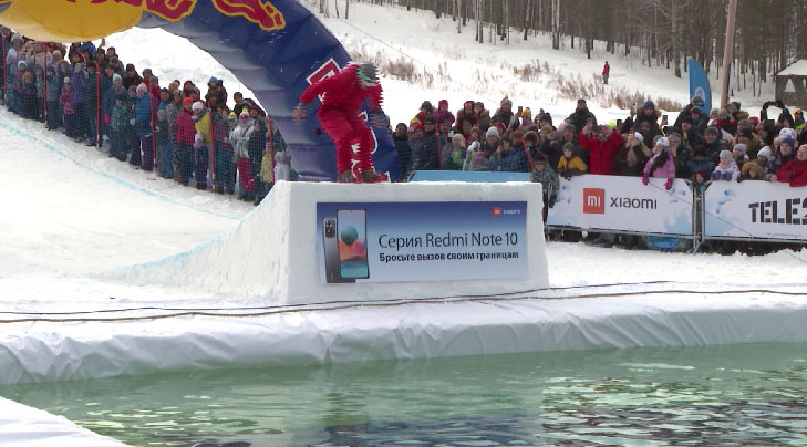 В Екатеринбурге прошло аква-шоу «Прыгни и замёрзни»