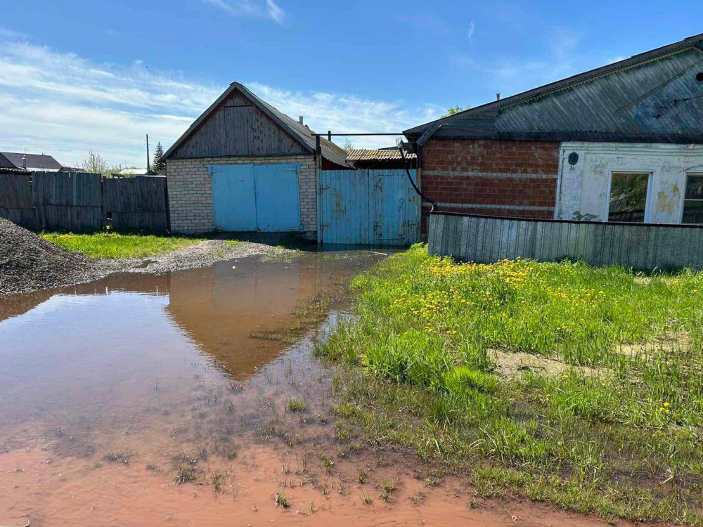 В Челябинской области жилой сектор залило грунтовыми водами  | Под Челябинском грунтовые воды подтопили жилые дома 