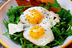 Диетологи рекомендуют начинать день завтраком из яиц
