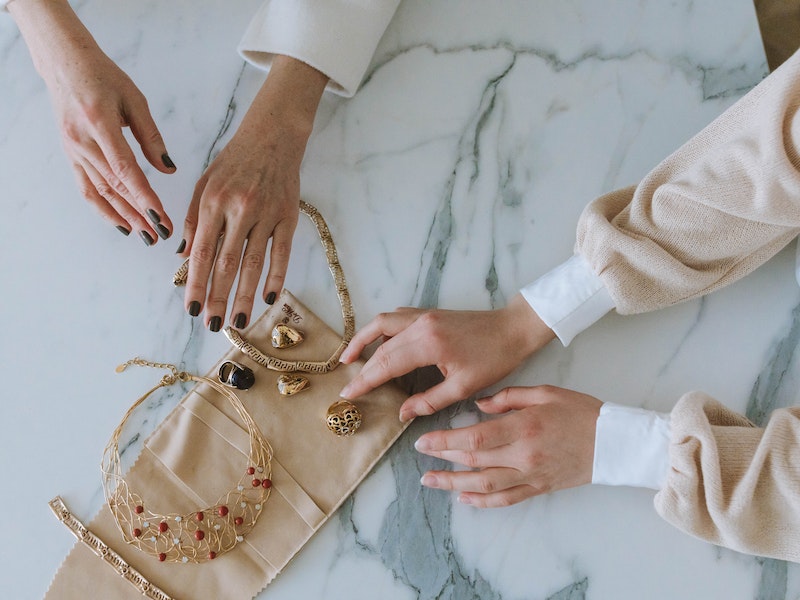 Свердловский облсуд ужесточил наказание продавщице, обворовавшей ювелирный магазин на 6,7 млн рублей | Обкрадывавшая два года ювелирный магазин продавец отправится в колонию