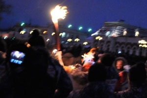 В Екатеринбург прибыл Олимпийский огонь: на факелоносце загорелась шапка