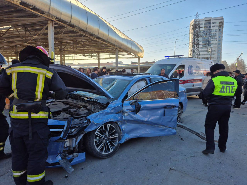 В Екатеринбурге автомобиль отбросило на пешеходов, пострадали дети | СКР возбудил уголовное дело из-за травмирования детей в Екатеринбурге В Екатеринбурге автомобиль отбросило на пешеходов, пострадали дети | СКР возбудил уголовное дело из-за травмирования детей в Екатеринбурге