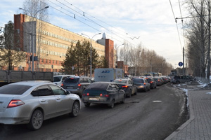 Снегопад в Екатеринбурге спровоцировал огромные пробки