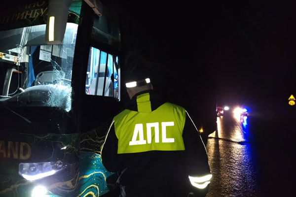 На трассе под Екатеринбургом автобус Сима-ленда сбил насмерть пешехода | На Урале водитель автобуса Сима-ленд сбил пешехода На трассе под Екатеринбургом автобус Сима-ленда сбил насмерть пешехода | На Урале водитель автобуса Сима-ленд сбил пешехода