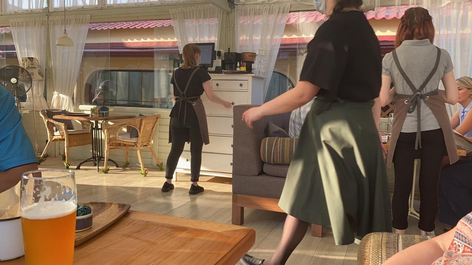 Антисептик горячий, маски у работников приспущены. Рассказываем, как кафе в Екатеринбурге ставят под угрозу безопасность клиентов Антисептик горячий, маски у работников приспущены. Рассказываем, как кафе в Екатеринбурге ставят под угрозу безопасность клиентов