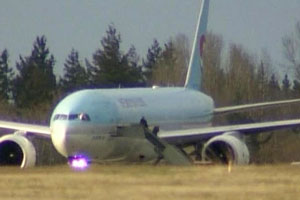 В небе над Карачи у Boeing-777 взорвался двигатель