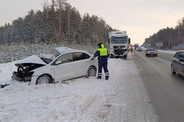 На ЕКАД столкнулись фура и иномарка. Водитель легковушки погиб на месте