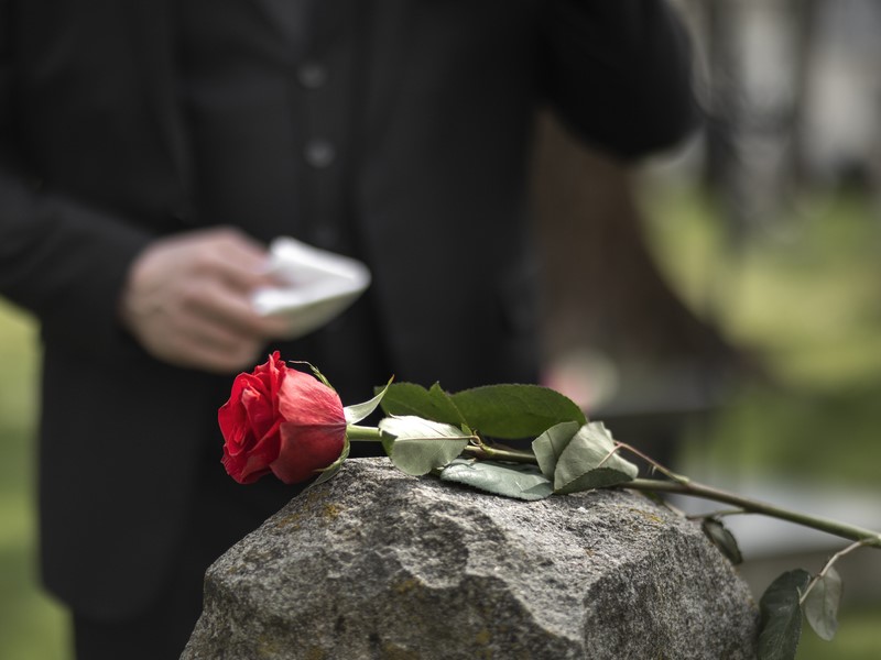 «По документам, умерла три года назад» — челябинка не может похоронить мать из-за программной ошибки  | Челябинка не может похоронить свою мать из-за ошибки клерка 