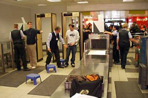 В Московских аэропортах запретили проносить жидкости на борт самолета