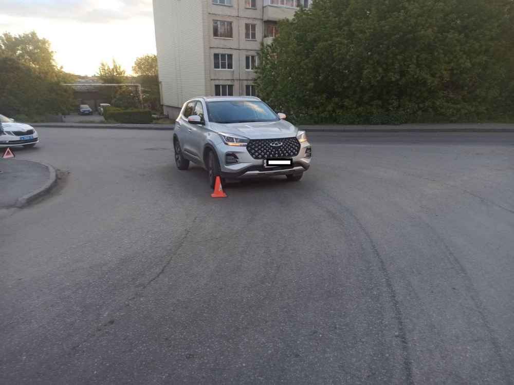 В Кургане иномарка наехала на подростков | В Кургане автомобиль сбил двоих подростков