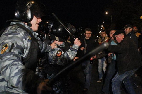 В Киеве чиновники правительственного квартала стали пешеходами